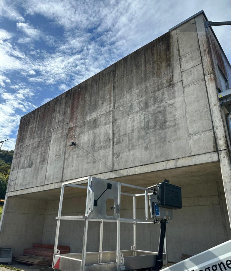 Verschmutztes Treppenhaus vor professioneller Reinigung – Caretaker FM Thurgau