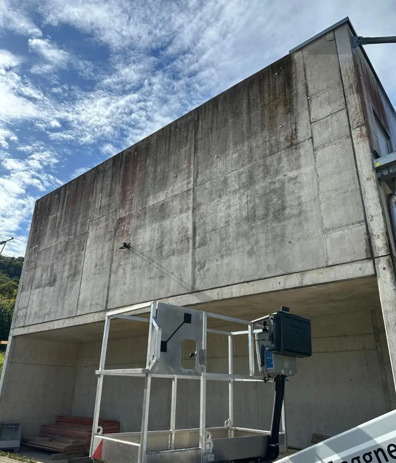 Verschmutztes Treppenhaus vor professioneller Reinigung – Caretaker FM Thurgau